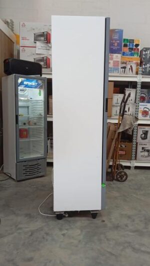 Alternative view of Exhibidora vertical BRIKET Master 5000 501L / Usado