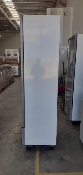 Alternative view of Exhibidora vertical BRIKET Master 5000 501L / Usado