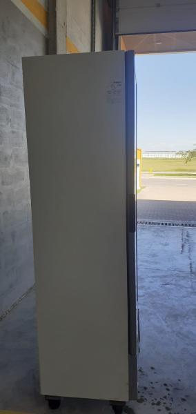 Alternative view of Exhibidora vertical BRIKET Master 4300 417L / Usado