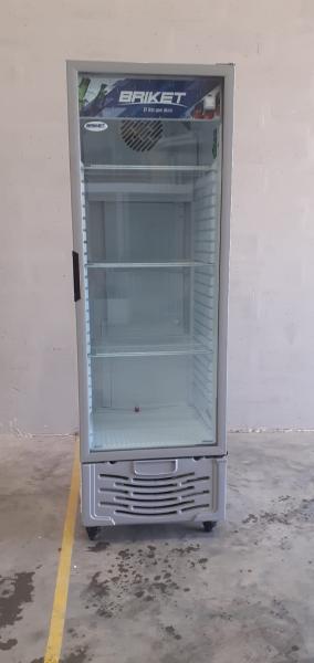 Exhibidora vertical BRIKET Master 4300 417L / Usado