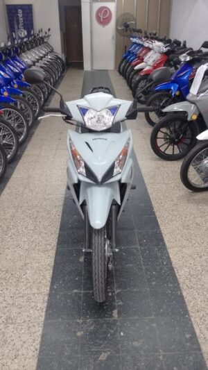 Alternative view of Motocicleta Honda Wave 110 Base con casco color gris 11.000 Km /usada