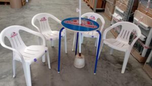 Juego de mesa COM-COM mesa + 4 sillas plástico con sombrilla / Usado
