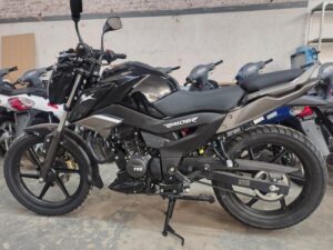 Motocicleta TVS Raider 125 Negra con casco 102Km / Seminuevo