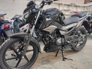 Alternative view of Motocicleta TVS Raider 125 Negra con casco 102Km / Seminuevo