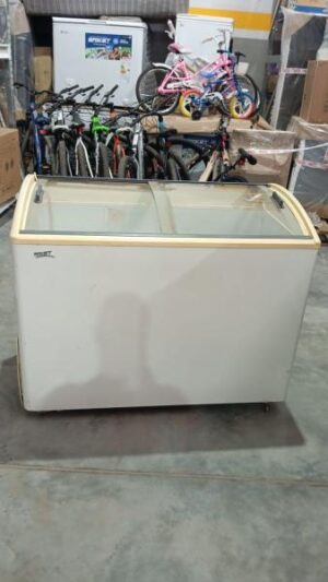Freezer horizontal Briket FR3300 TVI 335 L tapa de vidrio curva / Usado seleccionado