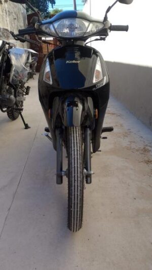 Motocicleta Keller Crono 110cc Eco color Negra con casco / Usado