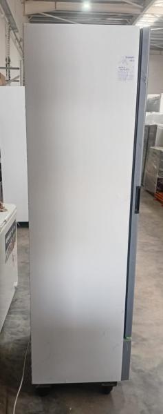 Alternative view of Exhibidora vertical Briket Master 4300 417 L puerta triple vidrio / Usado seleccionado