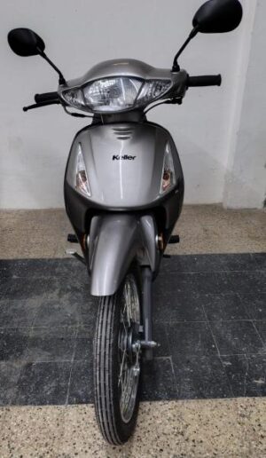 Alternative view of Motocicleta Keller Crono 110cc Eco color Gris con casco 1153 Km / Usado