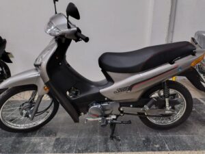 Motocicleta Keller Crono 110cc Eco color Gris con casco 1153 Km / Usado
